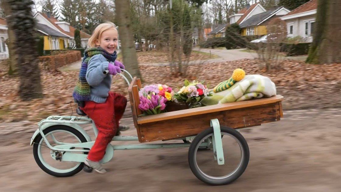 Adorabila! Aceasta fetita de 4 ani duce flori, cu bicicleta, batraneilor singuri