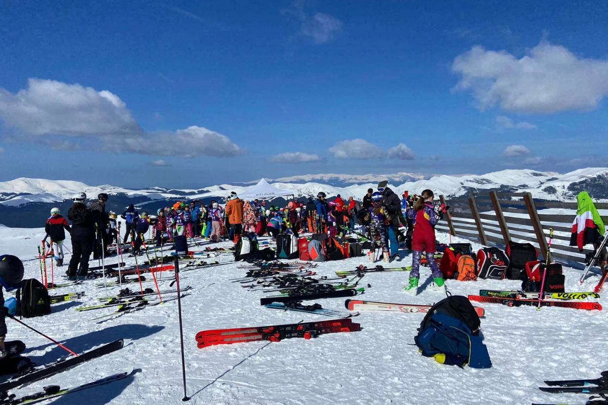 Restrictii pe partiile de la Sinaia din cauza aglomeratiei! Nu se mai vand cartele pentru urcare