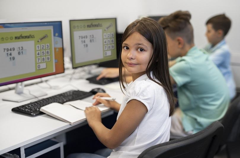 Programul de 200 de euro pentru elevi 2026: ajutor pentru achizitia de calculatoare