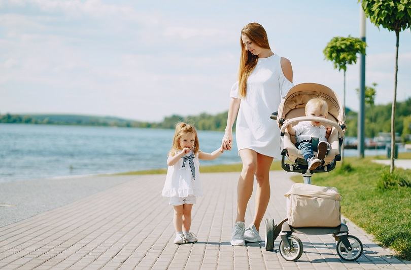 Plimbari cu bebelusul in vacanta: ce carucior alegi si cum il transporti usor in concediu