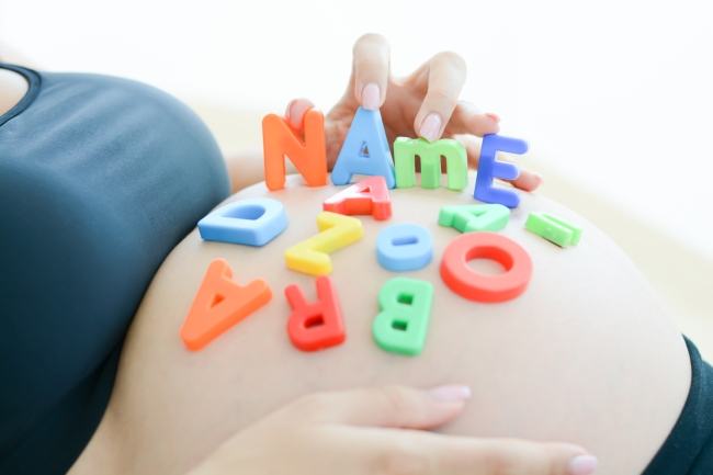 Cum alegi numele perfect pentru copilul tau. 8 lucruri de care trebuie sa tii cont