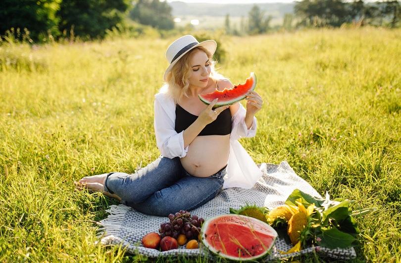 Ce trebuie sa manance o gravida vara: alimente si fructe recomandate in perioada caniculara