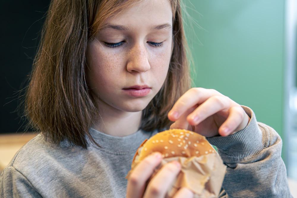 Alimentele prajite si dulciurile, interzise in scoli! Aproape 40% dintre copii au o greutate mult peste limita normala