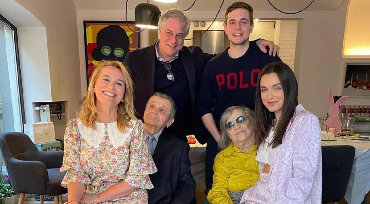 Cum arata apartamentul din Bucuresti in care a copilarit Andreea Esca. Imagini rare din locuinta parintilor prezentatoarei TV