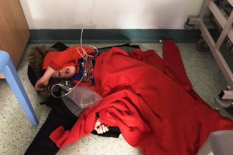 Copil de patru ani suspect de pneumonie, fortat sa doarma pe podea, in spital
