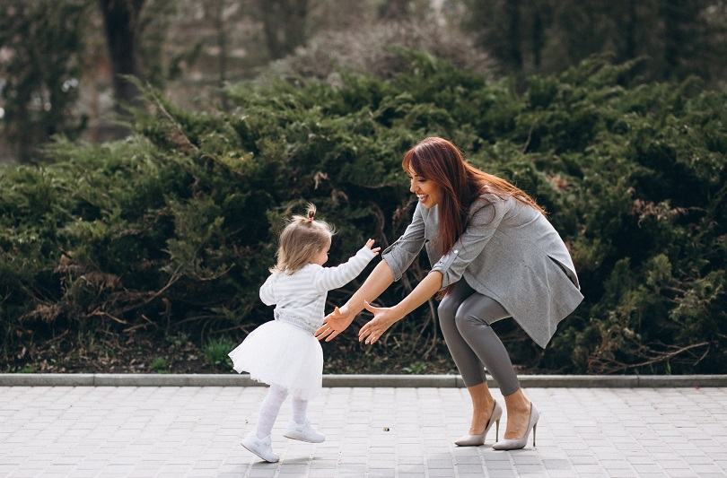 Anxietate de separare la copii mici: cum sa pleci fara ei si sa transformi intoarcerea acasa intr-un moment fericit