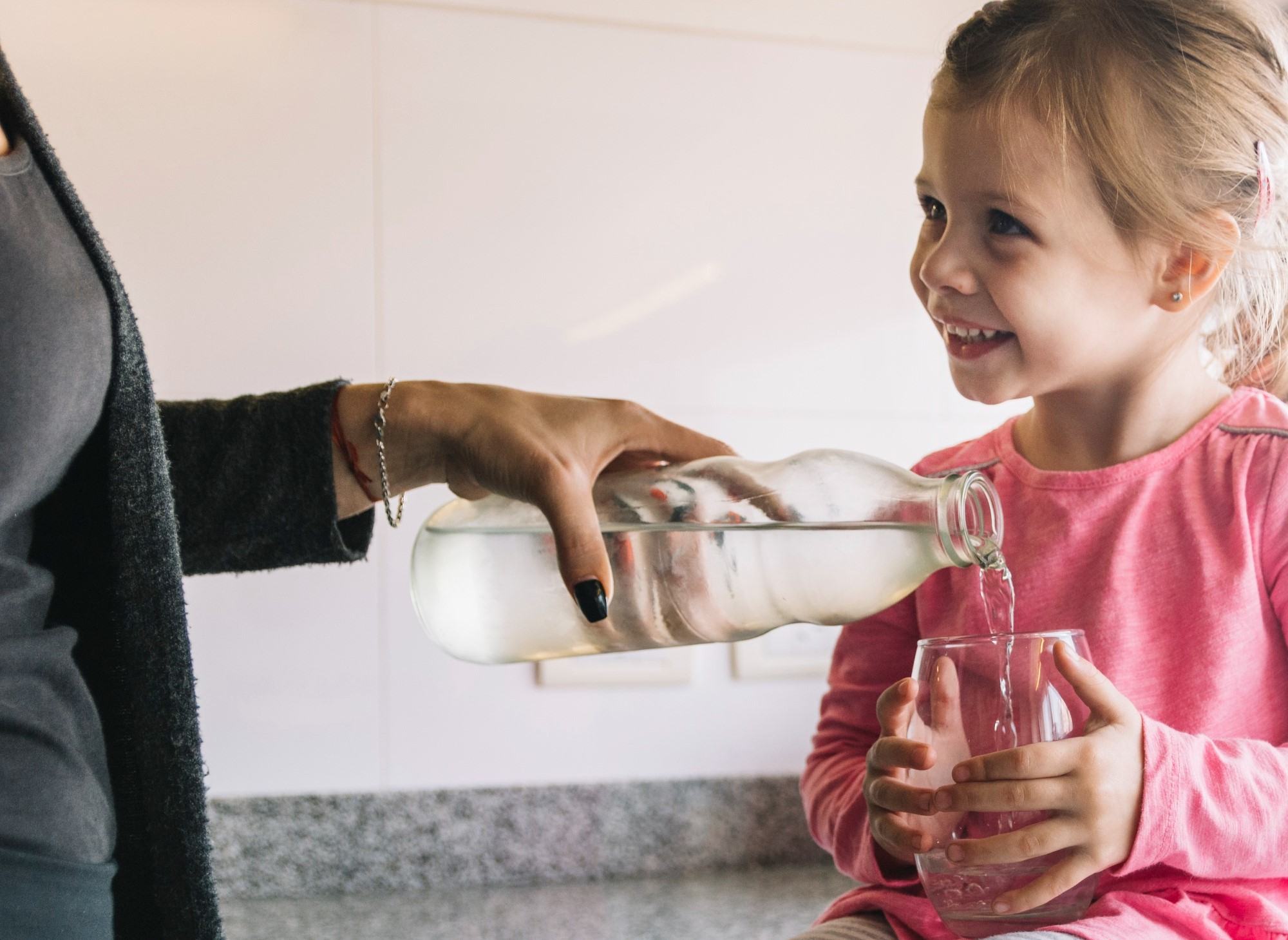 Apa foarte rece pe canicula poate fi fatala, spun medicii! Un copil de 5 ani a murit pe loc dupa ce a baut apa rece ca gheata