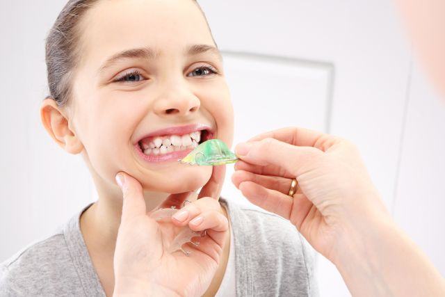 Cum il obisnuim pe cel mic cu purtarea aparatului dentar?