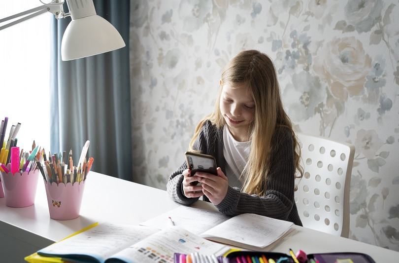 Telefonul ca meditator: cum iti poti ajuta copilul la teme cu aplicatii educationale