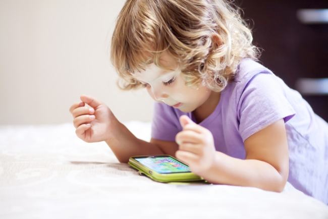 Cum sa folosim smartphone-ul in mod sanatos in educatia celor mici