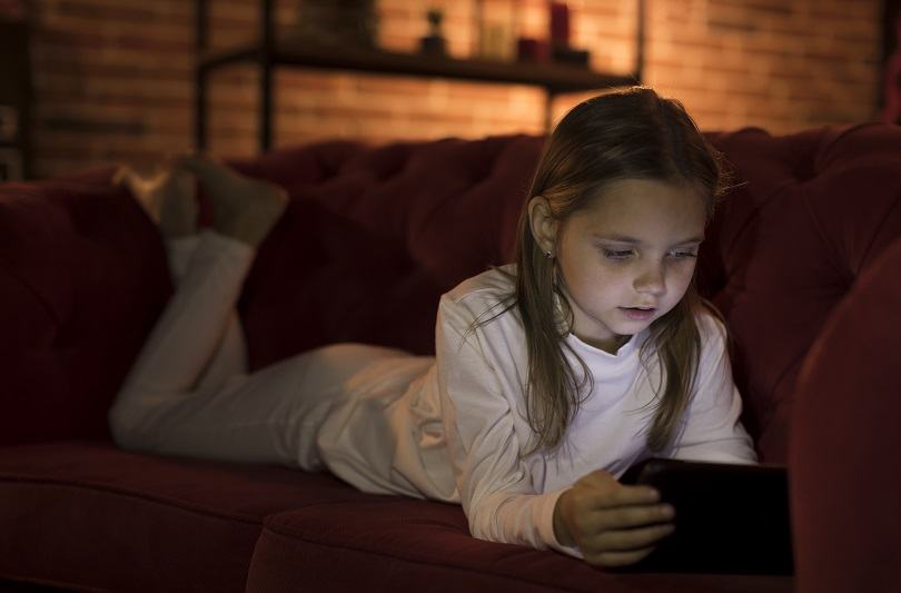 Cum sa opresti internetul si ecranele seara? 5 metode pentru un somn linistit al copilului”