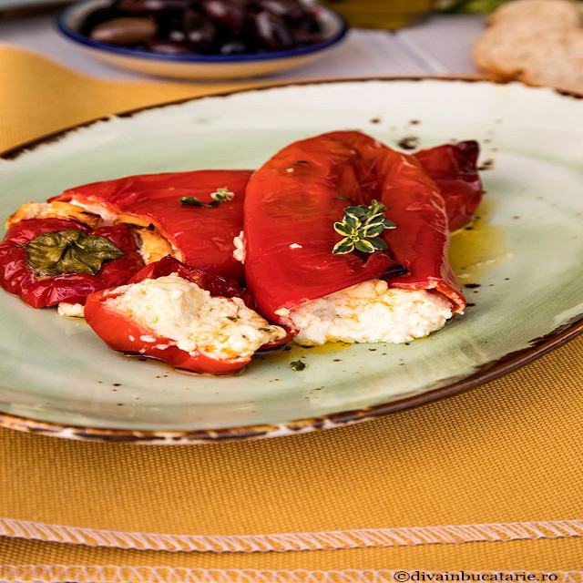 Ardei copti umpluti cu branza feta