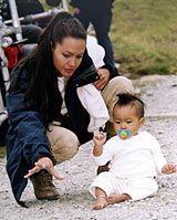 Angelina Jolie vrea sa adopte inca un copil