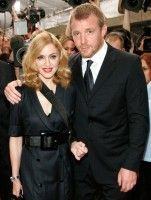 Madonna isi mareste familia