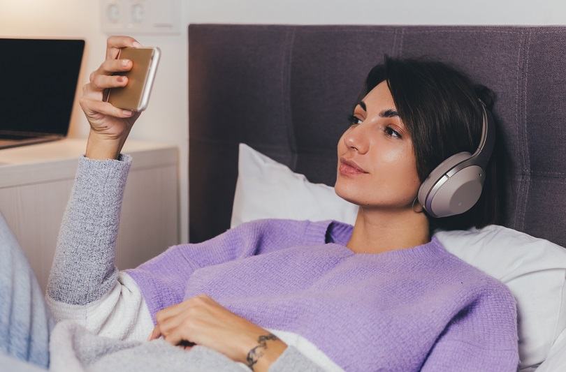 ASMR pentru somn: beneficii, tipuri si cum functioneaza relaxarea prin sunete