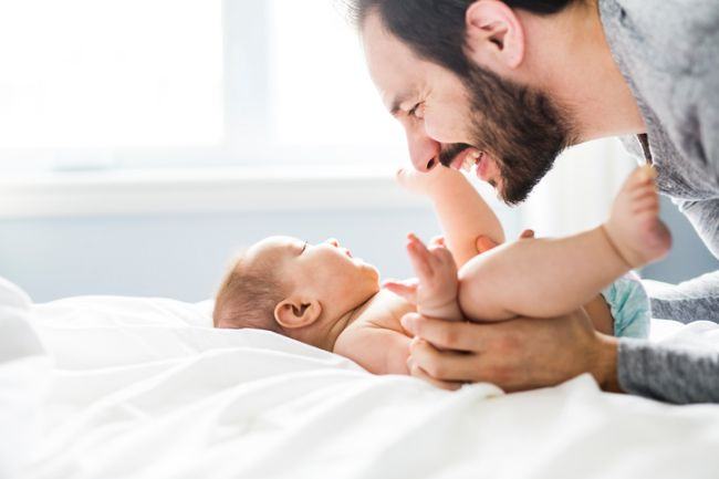 Sfaturi pentru tatici: cum sa creezi o legatura stransa cu bebe, inca din primele zile de viata