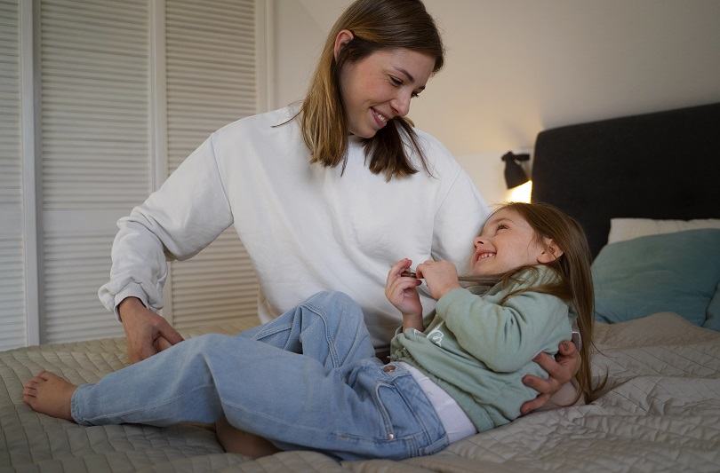 Semne ca copilul iti simte lipsa: cum sa gestionezi emotiile si ce activitati il ajuta sa se linisteasca