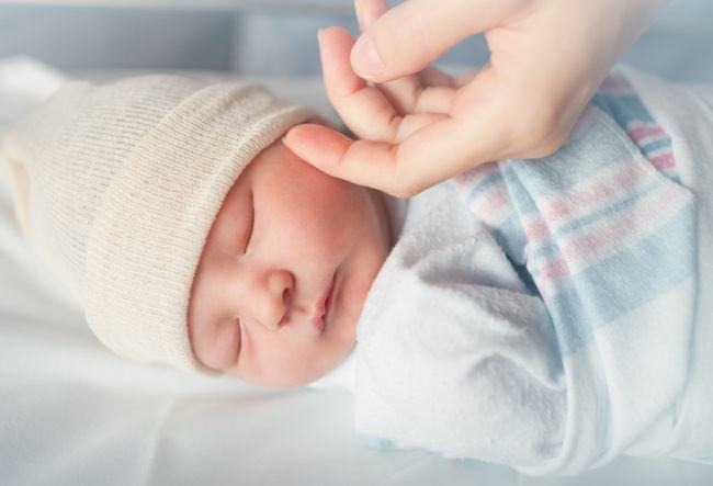 De ce nu trebuie sa atinga strainii nou-nascutii