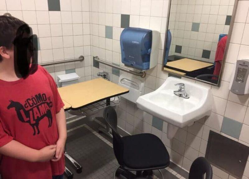Nu este farsa! Un copil cu autism a fost obligat sa studieze in baia scolii