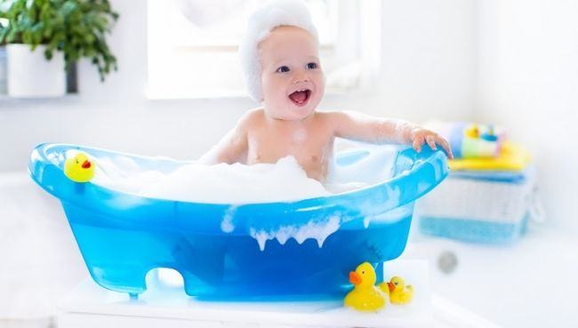 Cum sa-i faci baie bebelusului: ghidul unui parinte