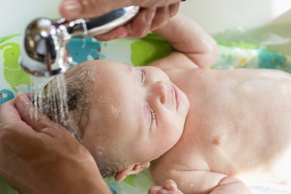 4 ponturi pentru ingrijirea pielii bebelusului imediat dupa nastere