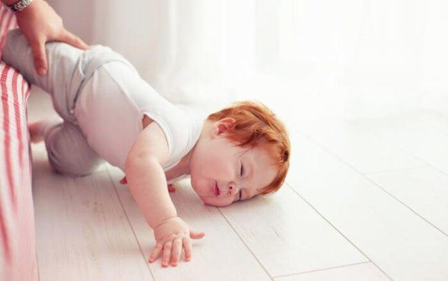 Ce trebuie sa faci urgent daca bebelusul a cazut din pat