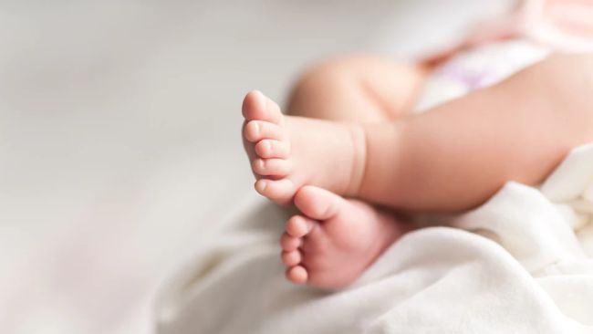 Bebelus nascut la Buftea, intrat in convulsii din cauza unei bacterii. Mama acuza medicii