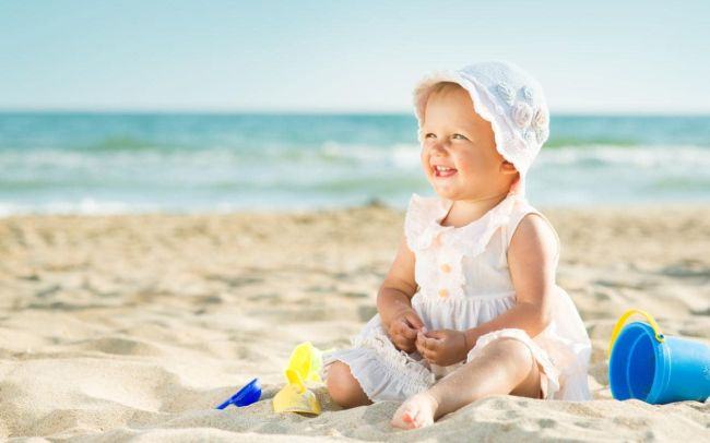 6 sfaturi pentru a-ti proteja bebelusul de soare si caldura excesiva