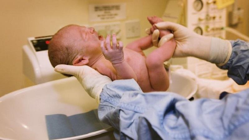 Un bebelus a murit la 10 ore de la nastere, dupa ce mai multe spitale au refuzat sa-l primeasca