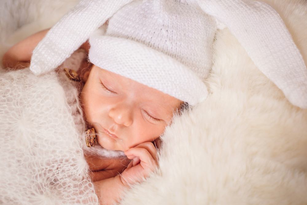 Mit demontat: bebe cu caciula pe cap in casa