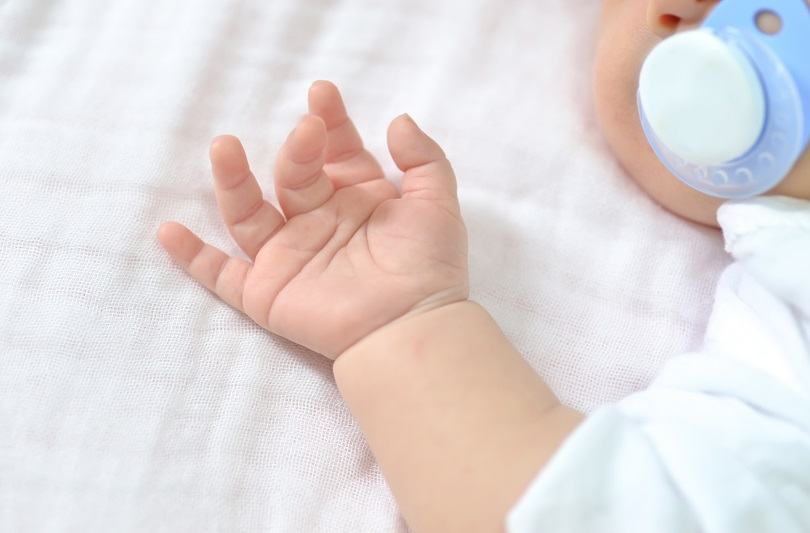 Un bebelus de 4 luni a fost gasit cu cocaina in sange. Autoritatile au intervenit de urgenta