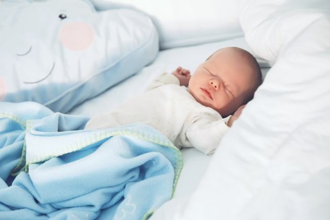 Tot mai multi bebelusi mor in somn, iar sindromul mortii subite nu e singura cauza