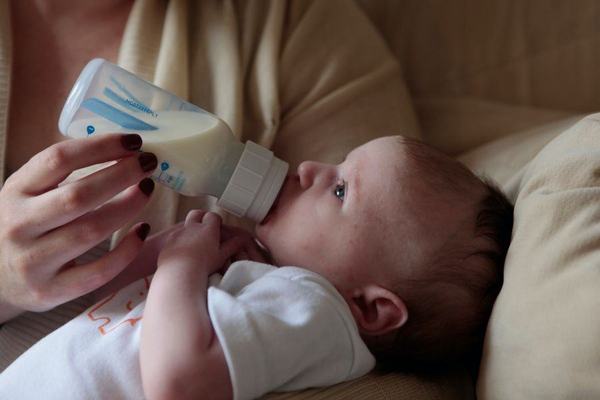 Cum sa previi alergiile alimentare la bebelus 