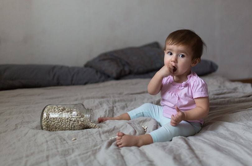 Bebelusul baga totul in gurita: cand este normal si cum previi inghitirea obiectelor periculoase
