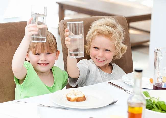 Descopera care sunt beneficiile consumului de apa la copii!