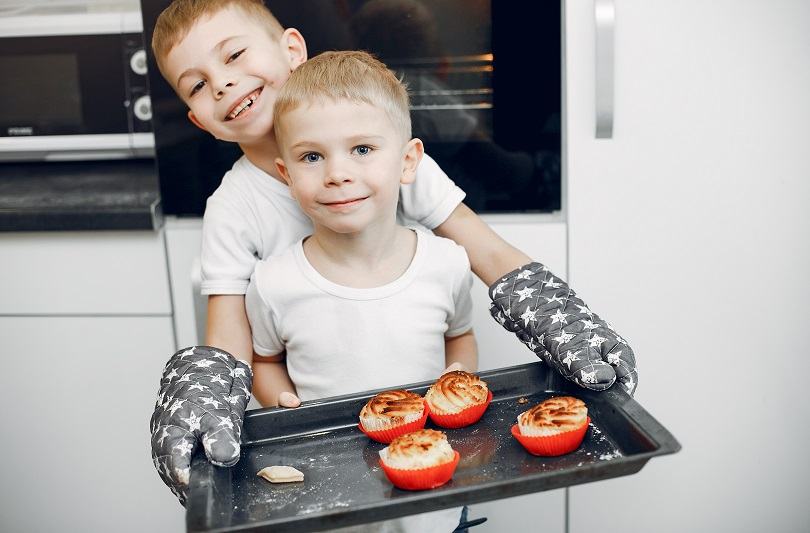De ce este bine sa lasi copilul sa gateasca? Beneficii, sfaturi si retete simple pentru fiecare varsta