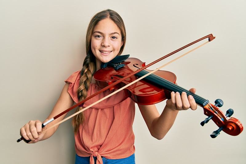 De ce copiii care invata un instrument muzical au rezultate mai bune la scoala