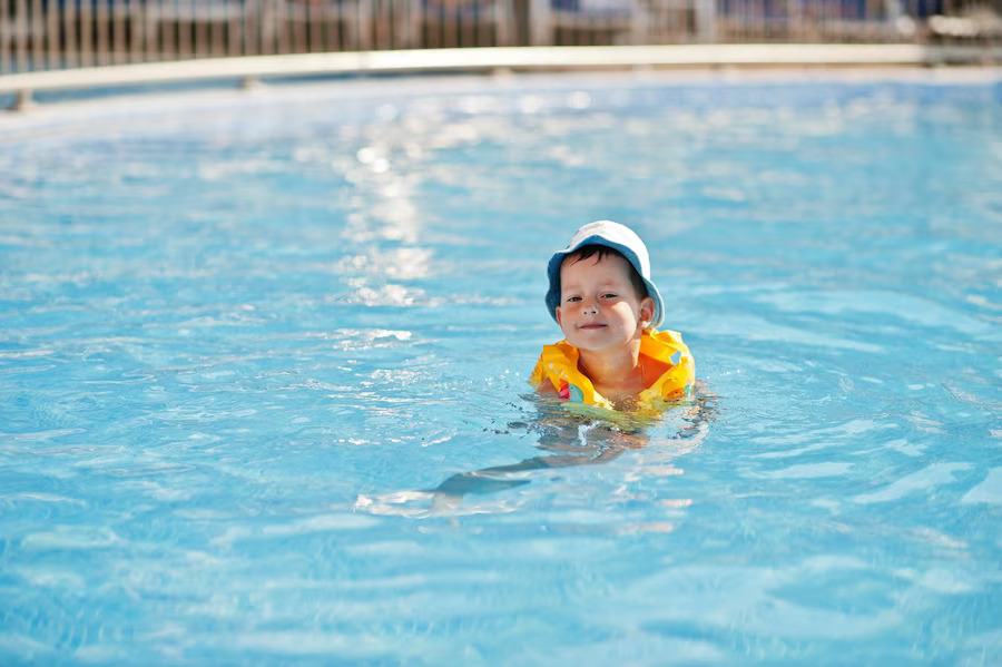 La ce varsta ar trebui sa invete copiii sa inoate si cum sa inceapa?