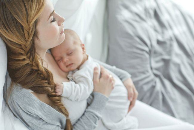 De ce bebelusii vor non-stop in brate la mami