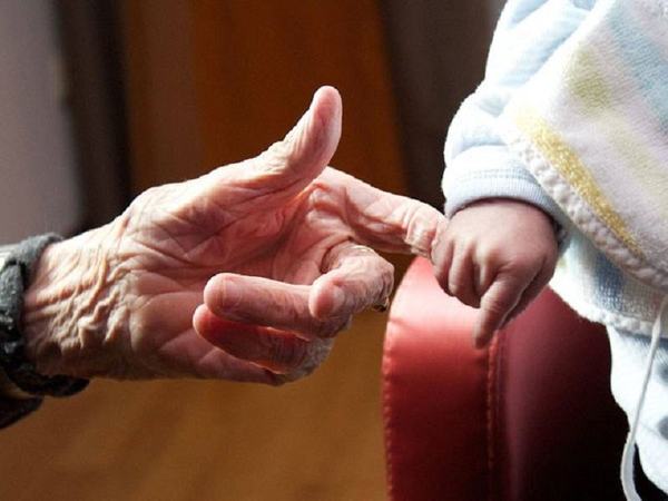 Cum s-a imbracat o bunica pentru a-si putea imbratisa nepotul care plangea de dorul ei