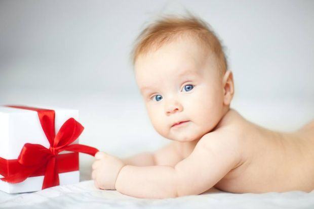 Ghid practic: cum sa cauti cadoul potrivit pentru un copil mic