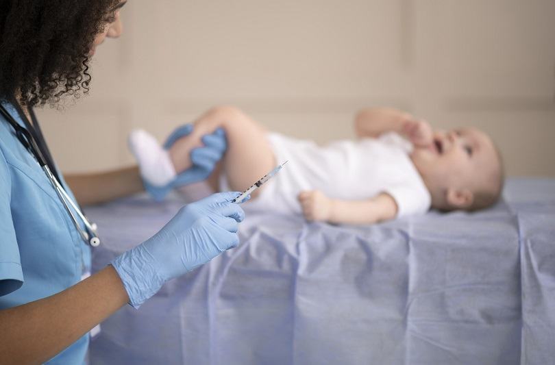Calendarul national de vaccinare 2026 in Romania: vaccinuri esentiale, optionale si riscurile refuzului parintilor