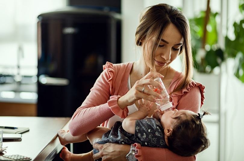 Hidratarea bebelusilor: cand se introduce apa si in ce situatii trebuie evitata