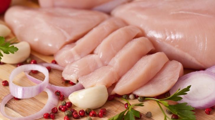 Consumul frecvent de carne de pui ar putea fi asociat cu un risc crescut de mortalitate. Ce arata un nou studiu
