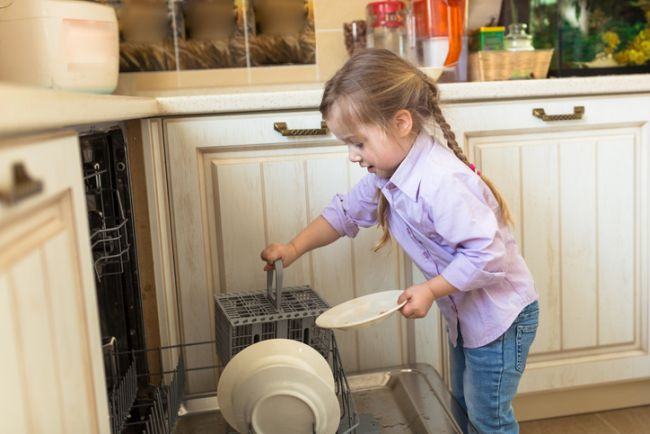 Ce treburi casnice poate face copilul tau, in functie de varsta