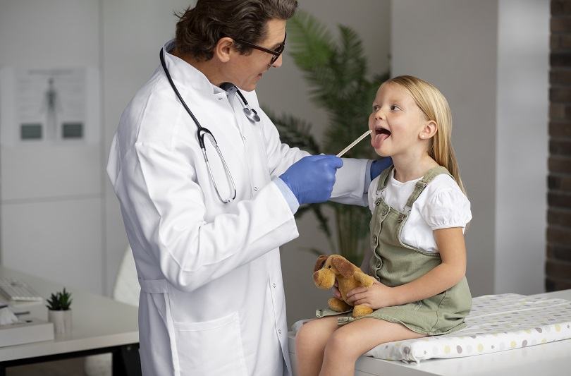 Rosu in gat la copii vara: cauze frecvente, simptome si cand trebuie sa mergi la medic