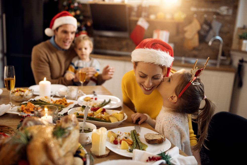 Cum sa tii copiii ocupati la masa de Craciun. Idei si activitati anti-plictiseala pentru intreaga familie