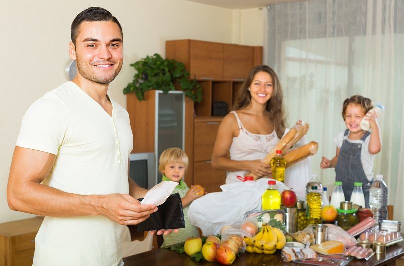 Cati bani ii trebuie unei familii din Romania pentru un trai decent? Cosul minim a ajuns la 11.668 de lei pe luna