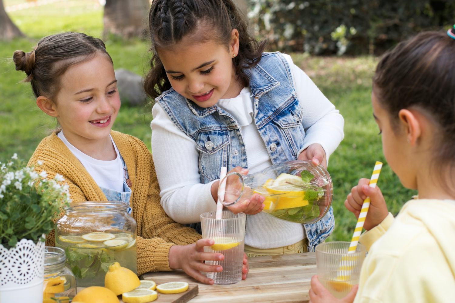 Copilul tau refuza sa bea apa deoarece nu are gust? Cum il poti ajuta sa se hidrateze in zilele de vara