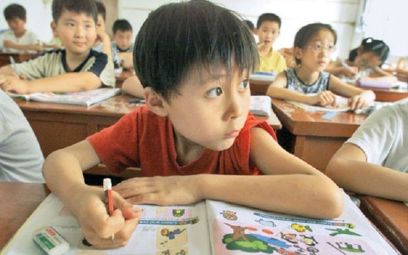 VIDEO, Accesoriu desosebit purtat de elevii chinezi pentru a pastra distanta sociala la scoala